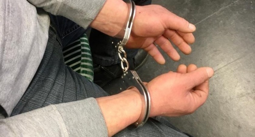 Poszukiwany na podstawie 2 listów gończych wpadł w ręce policjantów