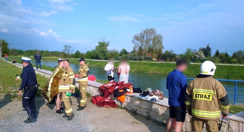 9 osób pływało na pontonie. Wpadli do rzeki