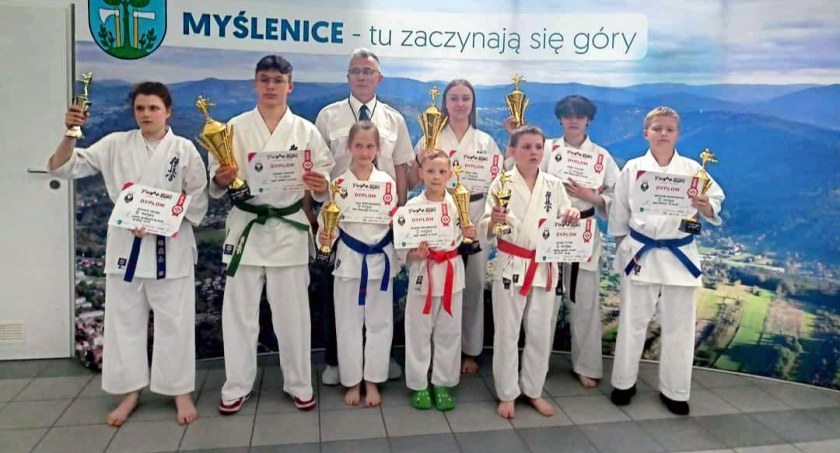 Dziewięć medali karateków