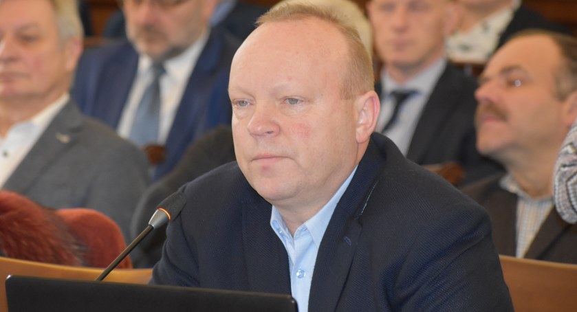Powiat sprzedaje teren. Radny Chwalenia: To pozbywanie się sreber rodowych