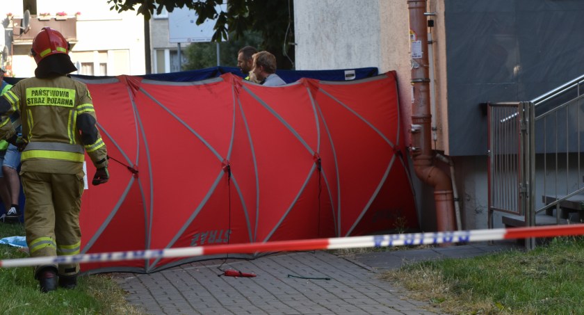 Pracownik spadł z dachu i zginął. Prokuratura oskarża pracodawcę 