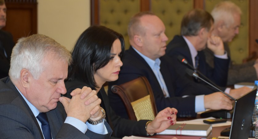 Powiat dokłada miliony do szkół. Po wyborach jedną zlikwiduje?