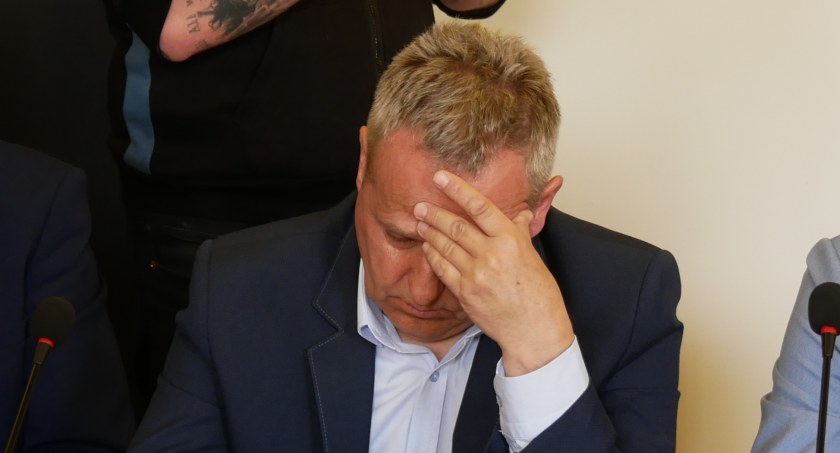 Wyrzucą radnego PiS z pracy?