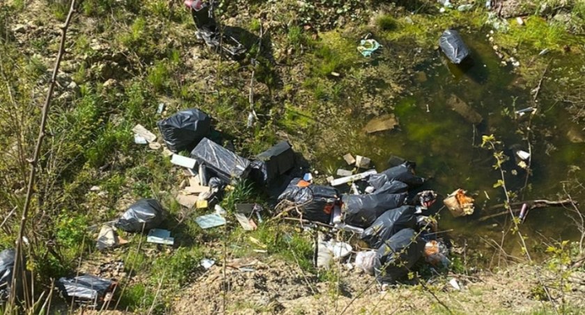 Śmieci wyrzucił obok rzeki. Sprawca jest poszukiwany