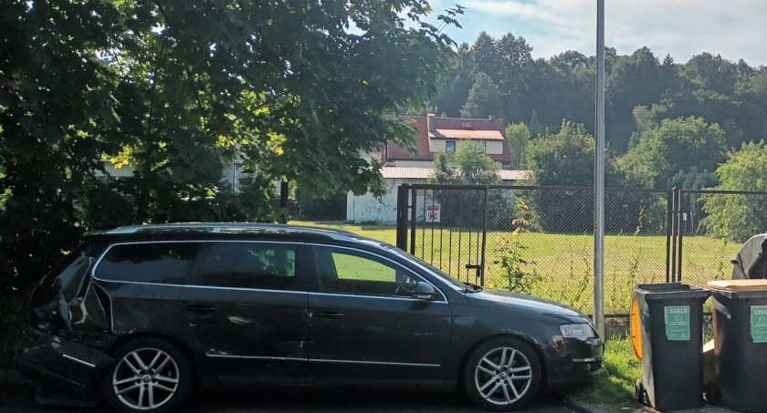 Trzeźwy uszkodził trzy pojazdy i śmietniki