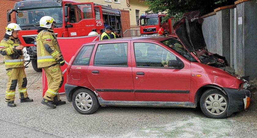 Pijany wjechał w mur