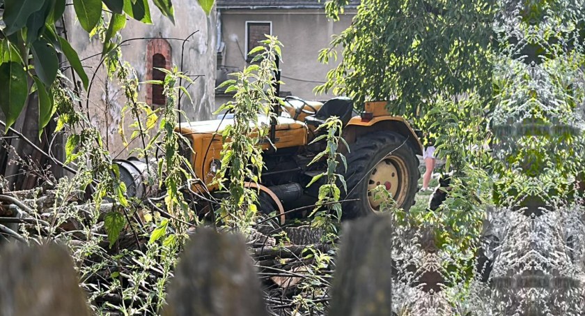 Mężczyzna przytrzaśnięty przez traktor! Lądował LPR