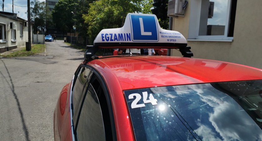 Ile osób zdaje egzaminy na prawo jazdy?