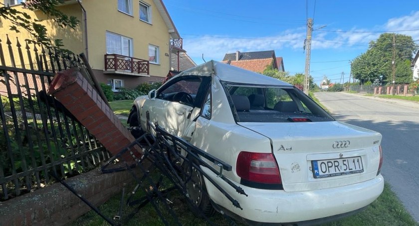 Zakończył jazdę na płocie i uciekł piechotą 