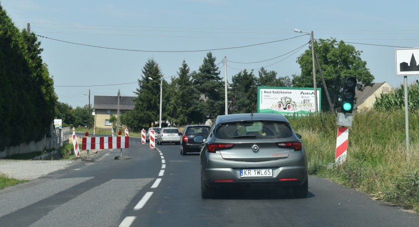 Ruch na drodze w Przełęku reguluje sygnalizacja