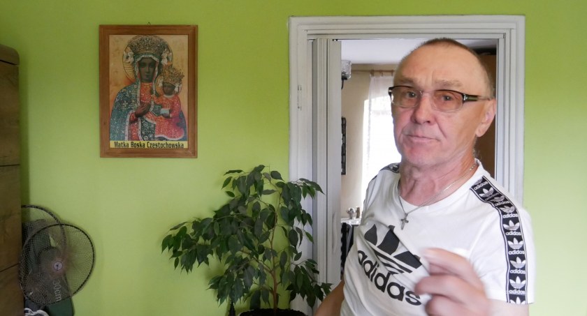 Oni traktują mnie jak śmiecia! Lokator walczy z gminą i administracją