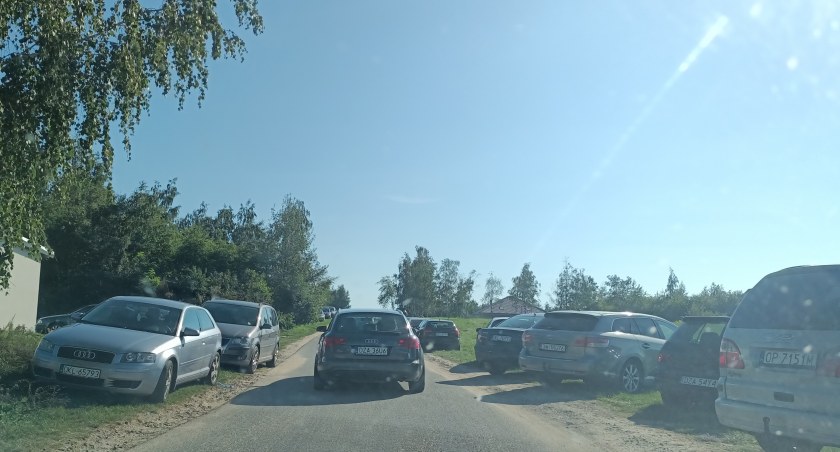 Znowu to samo w Skorochowie. Brak przejazdu i parkowanie gdzie popadnie 