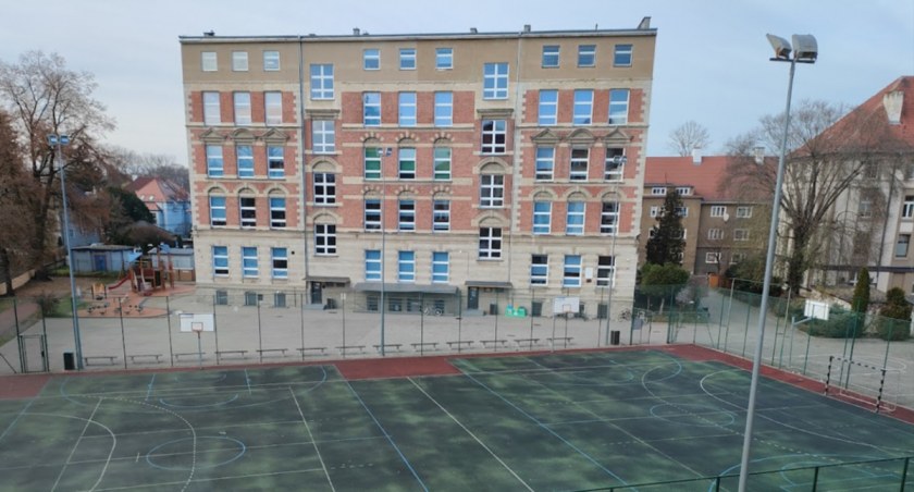 Budowa sądu zagraża szkole? 