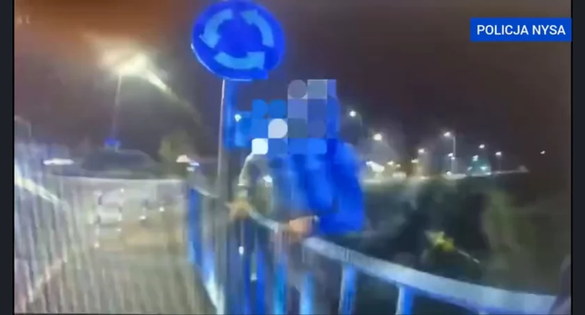 Policjanci uratowali życie 21-latka