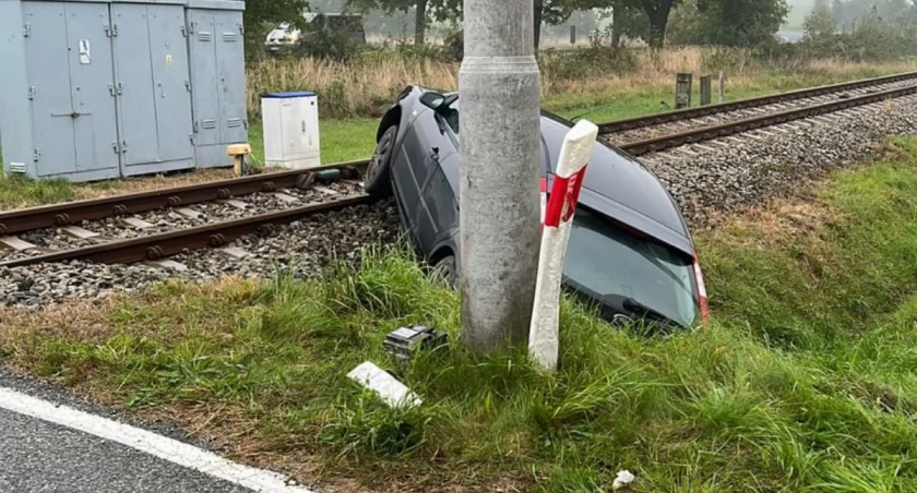 18-letni kierowca utknął na torach kolejowych