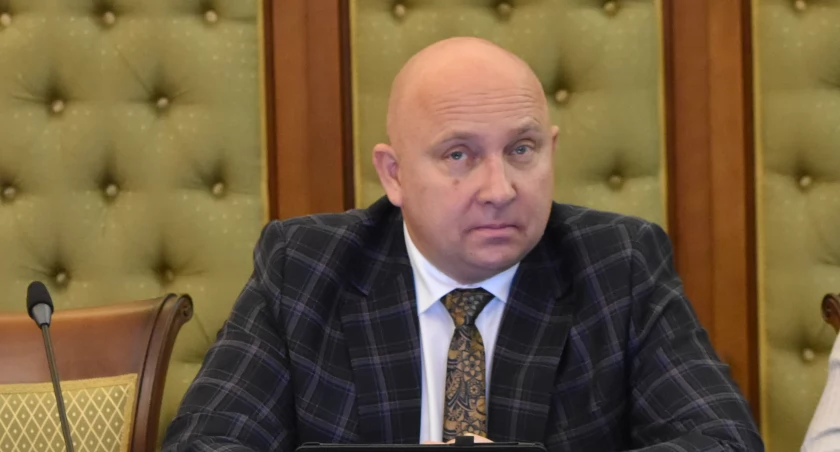 Nowy radny powiatu nyskiego. To Piotr Piekarski z Paczkowa 