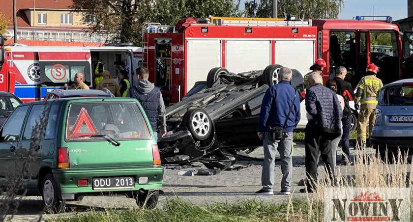 Dachując uszkodził kilka pojazdów