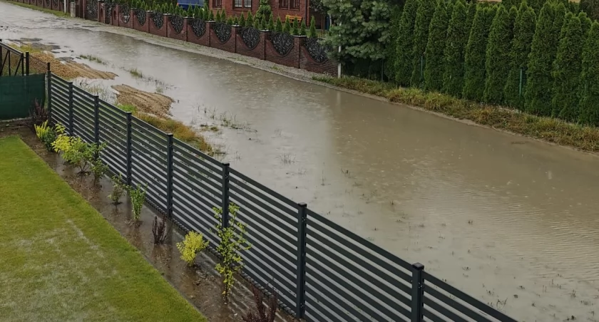Jędrzychów tonie. Nie ma dróg, są rzeki 
