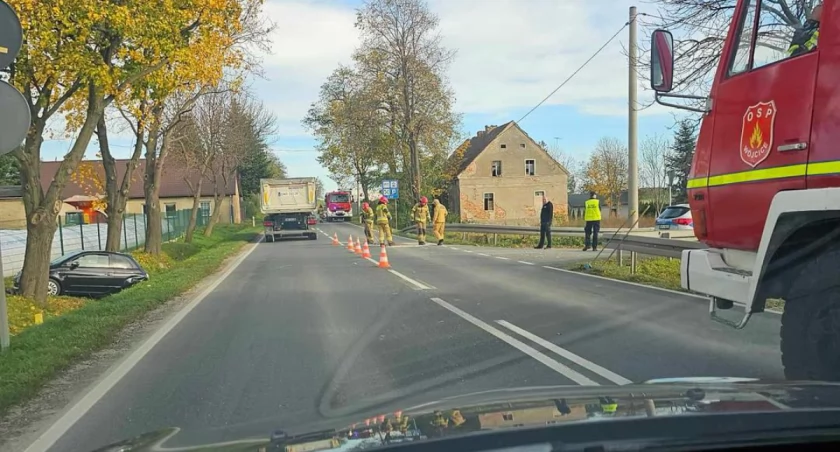 Zderzenie dwóch pojazdów. Jeden z kierowców trafił do szpitala