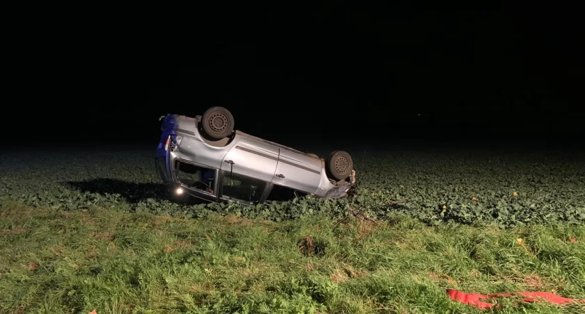 Dachowanie w Szadurczycach. Na miejscu pijany mężczyzna