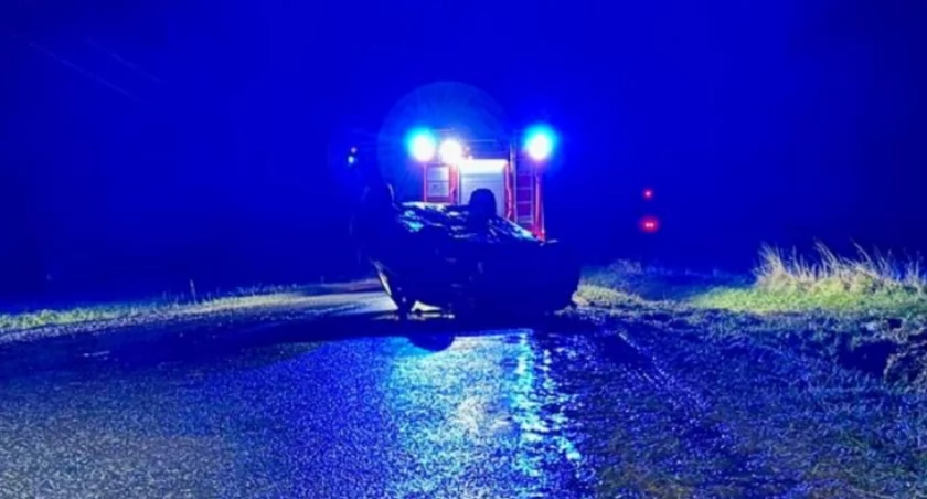 20-latek jechał zbyt szybko i dachował