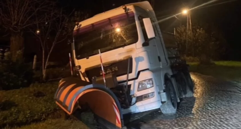 Pijany ukradł pługopiaskarkę, uciekał przed policją i doprowadził do kolizji