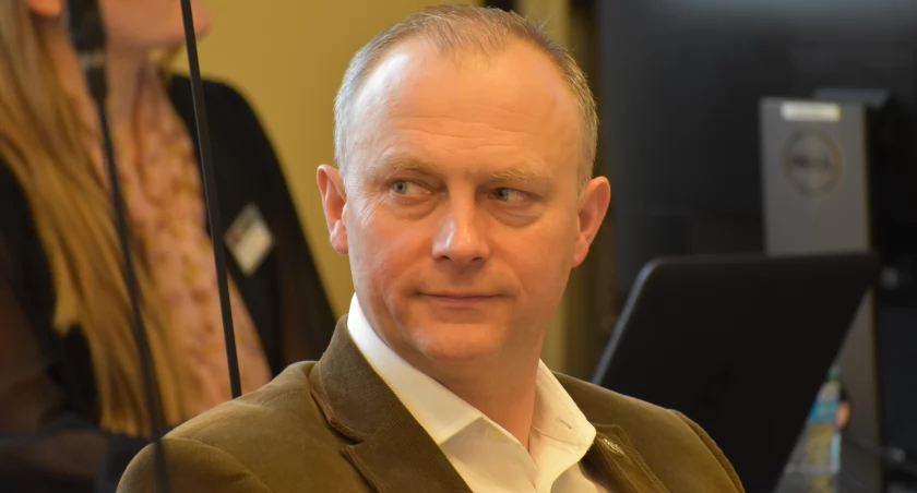 Władze Nysy przespały walkę o kolej do Wrocławia - mówi radny Marek Święs