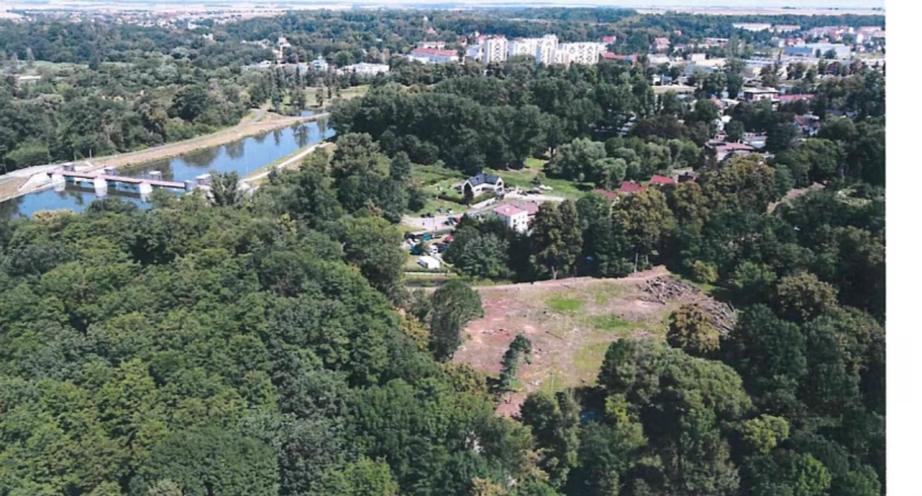 Blokowisko w parku miejskim. Czy burmistrz i radni się na to zgodzą?