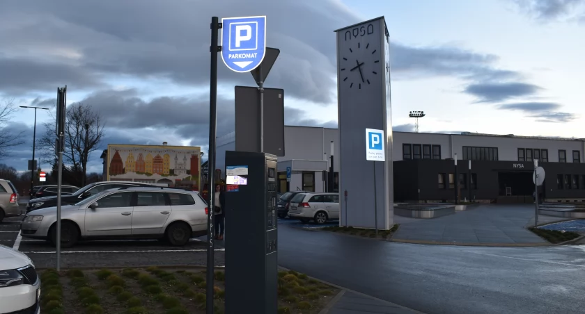 Płatny parking pod centrum przesiadkowym. 20 złotych za dzień!
