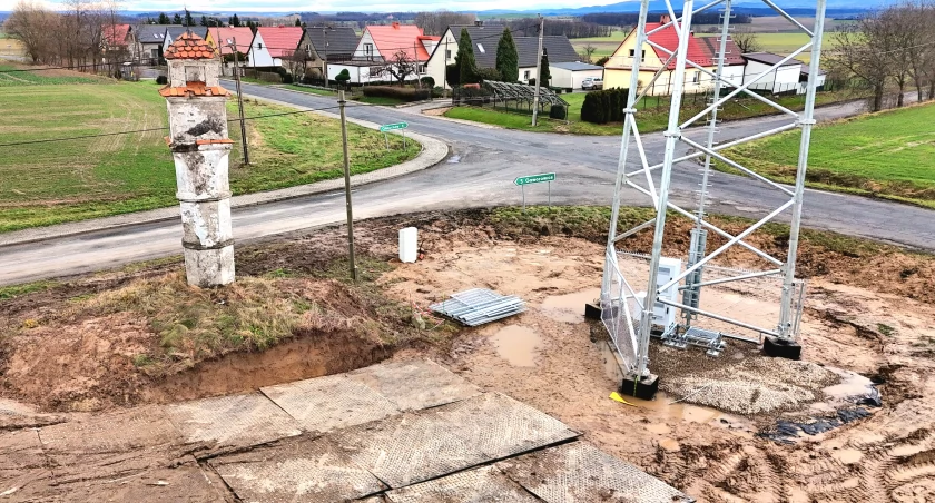 Kapliczka przy maszcie telefonicznym. Nie była pod ochroną