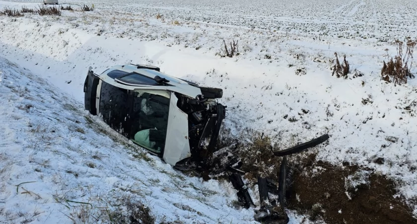 Wypadek! 26-latka wypadła z drogi i wylądowała w rowie