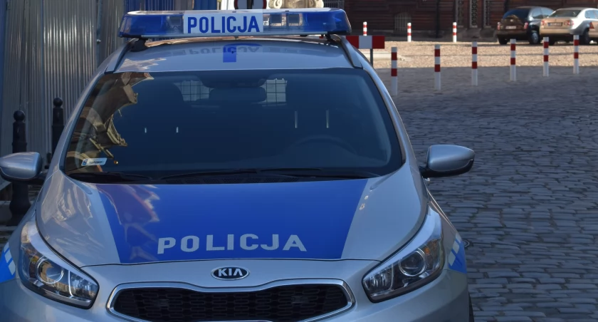 Podniósł telefon i uciekł