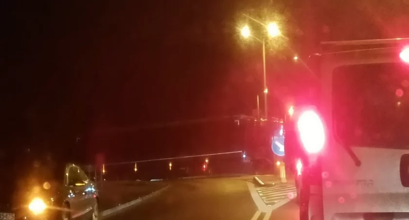 Pijany wjechał ciężarówką na środek ronda