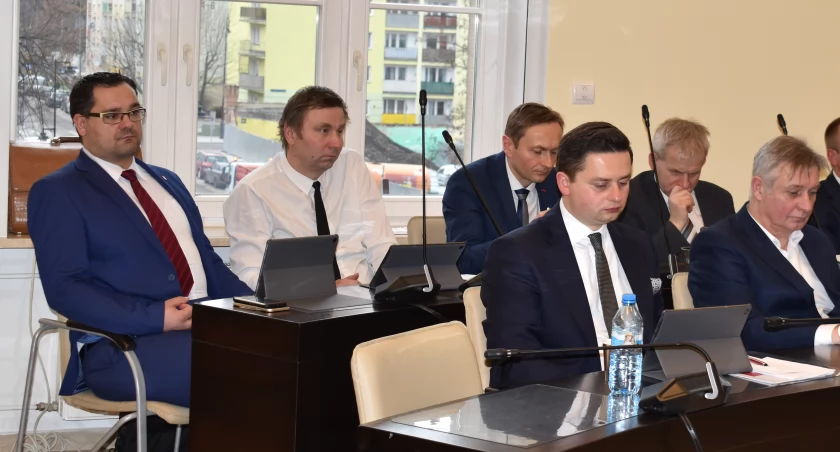 Wybory samorządowe. Urzędnicy idą do władzy 