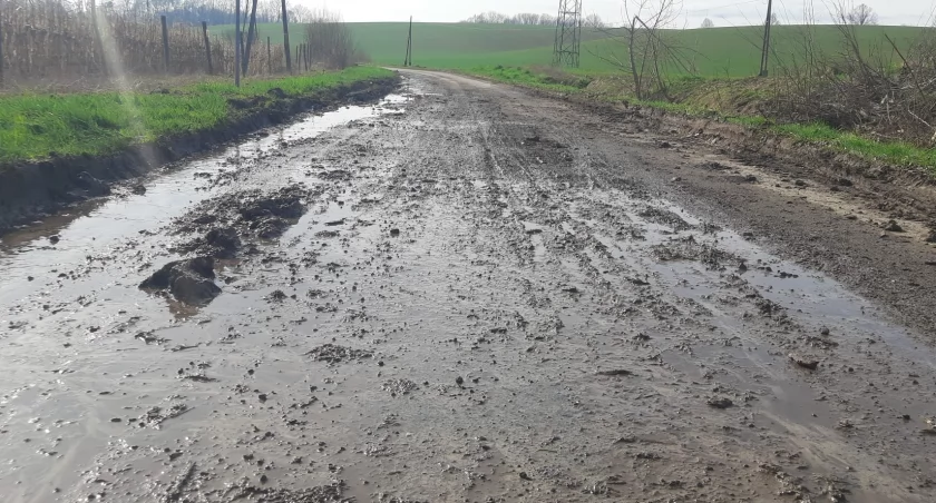 Woda wylewa się z rowu. Nie musi padać deszcz