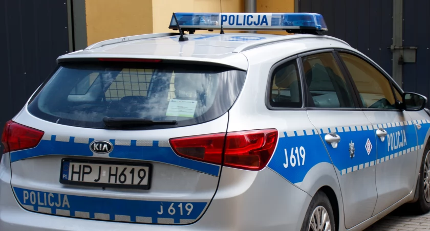 Pijany wjechał w skrzynkę energetyczną i ogrodzenie