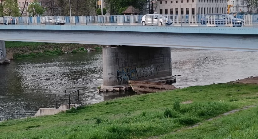 Co pływa pod mostem?