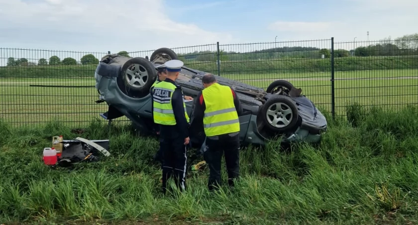 Pijany kierowca uderzył w autobus i dachował
