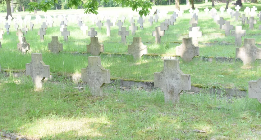 Odrestaurują kolejne krzyże cmentarzu jeńców w Łambinowicach