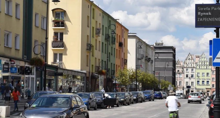 Giełda samochodowa na Celnej. Przedsiębiorcy skarżą się, że klienci nie mają gdzie parkować 