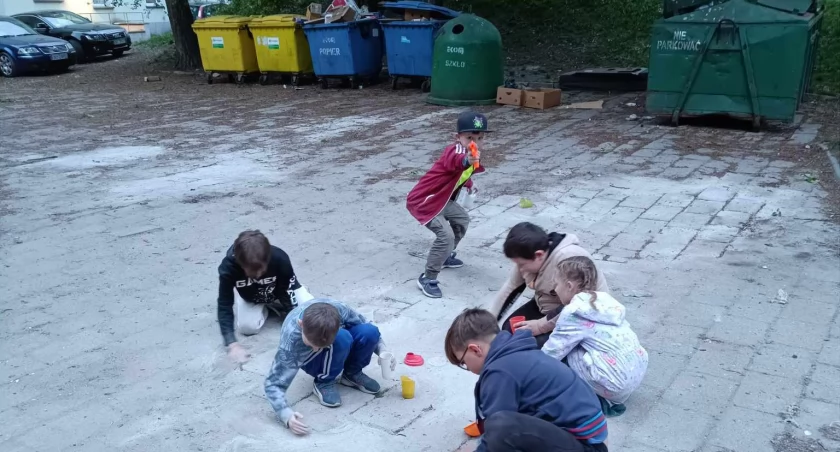 Dzieci bawią się na śmietniku. Gminy nie stać na plac zabaw