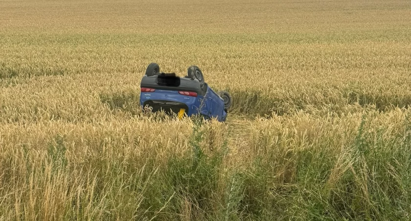 Przez prędkość wylądowała na dachu
