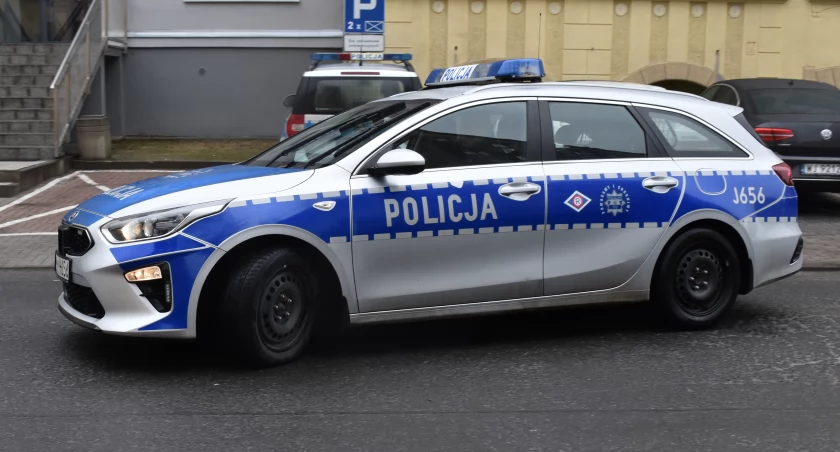Pijany wjechał w ogrodzenie i uciekł