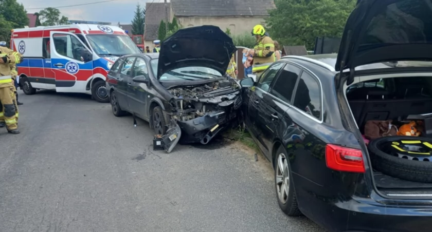 Zasłabł i wjechał w zaparkowany samochód