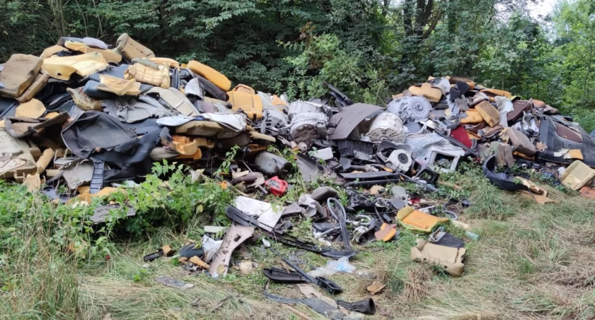 Opony, resztki foteli samochodowych i inne części pojazdów tworzą górę śmieci