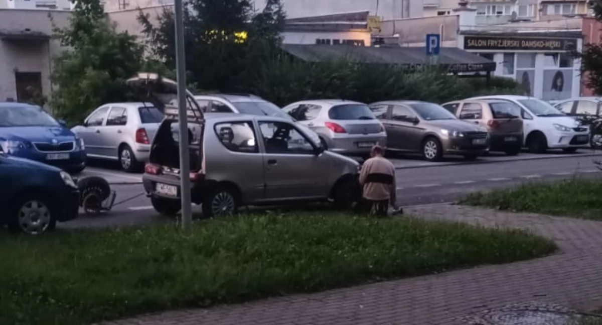 Pijany wjechał w zaparkowany samochód