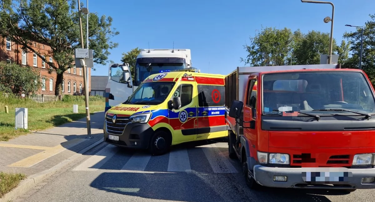 72-latek ominął ciężarówkę i potrącił pieszego