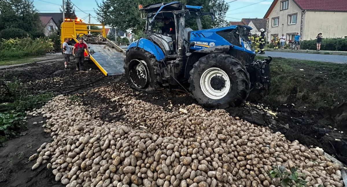 Ciągnik z ziemniakami wpadł do rowu