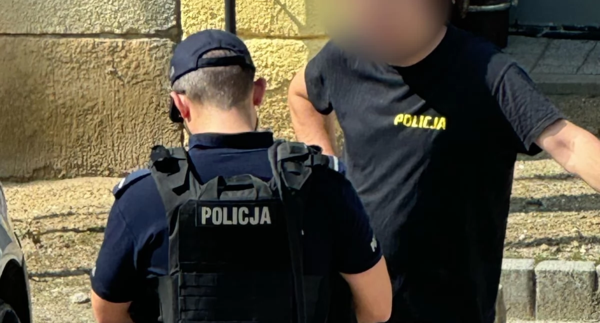 Sprawdzał trzeźwość w policyjnej koszulce. Dostał mandat