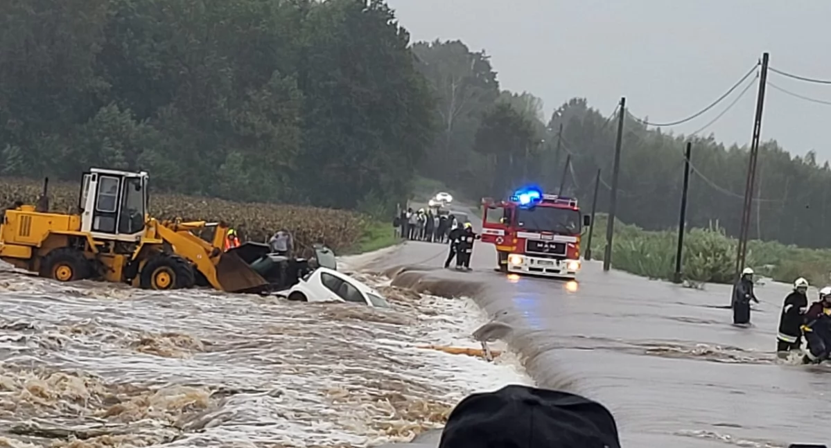 Auto z kobietą w środku wpadło do wody. Mogło dojść do tragedii